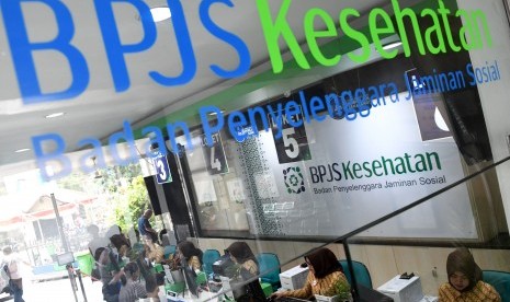 Petugas melayani warga di Kantor Pelayanan BPJS Kesehatan. ilustrasi