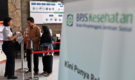 Petugas melayani warga di Kantor Pelayanan BPJS Kesehatan Jakarta Pusat, Matraman, Jakarta, Selasa (3/8/2019). 