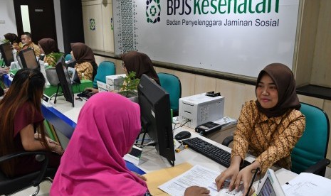 Petugas melayani warga di Kantor Pelayanan BPJS Kesehatan Jakarta Pusat, Matraman, Jakarta, Selasa (3/8/2019).