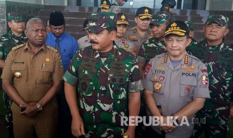 Panglima TNI Marsekal TNI Hadi Tjahjanto (tengah) bersama Kapolri Jenderal Pol Tito Karnavian (kanan) dan Gubernur Papua Barat Dominggus Mandacan (kiri) mengunjungi Manokwari, Papua Barat, Selasa (3/9/2019).