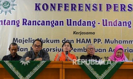 Guru Besar IPB Hariadi Kartodihardjo (kedua kiri)