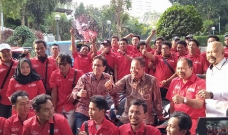 Menteri Riset, Teknologi, dan Pendidikan Tinggi Mohamad Nasir bersama Rektor ITS Mochamad Ashari saat menyambut kedatangan rombongan motor dan mobil listrik dari Surabaya, di Kantor BPPT, Jakarta Pusat, Selasa (3/9).