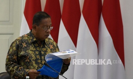 Menko Perekonomian Darmin Nasution bersiap mengikuti rapat terbatas tentang Percepatan peta jalan penerapan industri 4.0 di Kantor Presiden, Jakarta, Selasa (3/9/2019). 