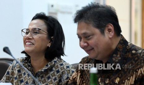 Menteri Keuangan Sri Mulyani (kiri) dan Menteri Perindustrian Airlangga Hartarto (kanan) mengikuti rapat terbatas tentang Percepatan peta jalan penerapan industri 4.0 di Kantor Presiden, Jakarta, Selasa (3/9/2019).