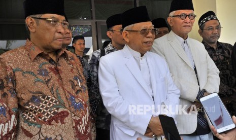 Wapres terpilih Ma'ruf Amin (tengah) bersama Ketua PBNU KH Said Aqil Siroj (kiri) dan Rais Aam KH Miftahul Akhyar (kanan) memberi tanggapan tentang gejolak yang terjadi di Papua usai menghadiri Pembukaan Pelatihan Kepemimpinan Nasional (PKN) Tokoh Muda NU di Ponpes An-Nawawi Tanara, Serang, Banten, Selasa (3/9/2019). 