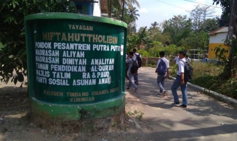 Pondok Pesantren Miftahuttholibin di Desa Timbang, Kecamatan Cigandamekar, Kabupaten Kuningan