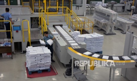 Sejumlah pekerja melakukan penyortiran kertas di sebuah pabrik kertas di Kabupaten Siak, Provinsi Riau, Selasa (3/9/2019). Bank Indonesia (BI) melalui Prompt Manufacturing Index (PMI) mencatat kinerja sektor industri pengolahan pada kuartal I 2022 terindikasi mengalami peningkatan dan berada pada fase ekspansi.