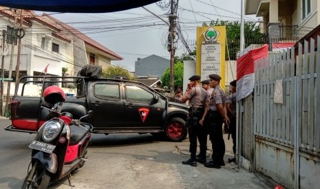 Puluhan petugas kepolisian terlihat menjaga kantor DPP Partai Golkar, Slipi, Jakarta Barat, Rabu (4/9).