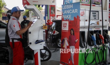 Petugas melakukan pengisian bahan bakar minyak pada sebuah kendaraan di SPBU Coco jemursari, Surabaya, Jawa Timur, Rabu (4/9/2019).