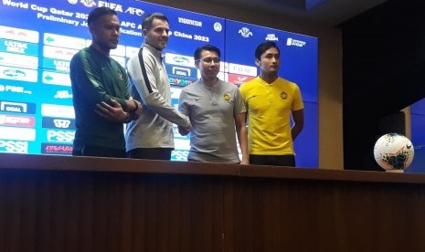 (Kiri-kanan) Kiper Timnas Indonesia Andritany Ardhiyasa, Pelatih Timnas  Indonesia Simon McMenemy, Pelatih Timnas Malaysia Tan Cheng Hoe, dan Kiper Timnas Malaysia Mohd Farizal Marlias usai konferensi pers jelang laga Kualifikasi Piala Dunia 2022 di Stadion Utama Gelora Bung Karno (SUGBK), Kamis (5/9).