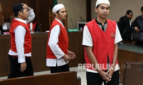 Tiga terdakwa kasus kerusuhan 21-22 Mei 2019, Nasrudin (kanan), Muhammad Yasir (tengah) dan Fedrik Mardiansyah (kiri) meninggalkan ruangan usai menjalani sidang tuntutan di Pengadilan Negeri Jakarta Pusat, Jakarta, Rabu (4/9/2019). 