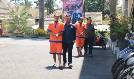 Polres Kota Batu mengungkap penangkapan dua pelaku penipuan PNS di Mapolres Kota Batu, Kamis (5/9). 