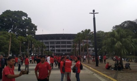 Pendukung timnas Indonesia mulai memadati Stadion Utama Gelora Bung Karno, Senayan, Jakarta, jelang laga Indonesia kontra Malaysia, Kamis (5/9) malam WIB.