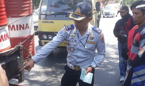 Petugas gabungan Dishub Kota Semarang dan Polrestabes Semarang melakukan razia terhadap kendaraan angkutan barang yang melanggar batas muatan yang dipersyaratkan, di Jalan Dr Cipto Mangunkusumo, Semarang, Kamis (5/9). 