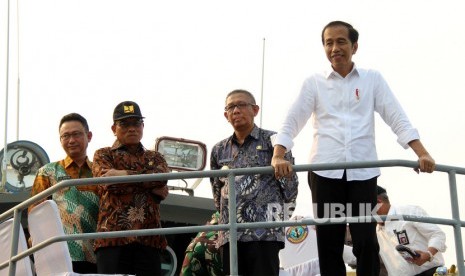 Presiden Joko Widodo (kanan) bersama Kepala Staf Kepresidenan Moeldoko (kedua kiri), Gubernur Kalbar Sutarmidji (kedua kanan), Wali Kota Pontianak Edi Rusdi Kamtono (kiri) menaiki Kapal Angkatan Laut (KAL) Lemukutan saat menyusuri Sungai Kapuas di Pontianak, Kalimantan Barat, Kamis (5/9/2019).