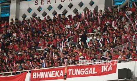 Suporter memberikan dukungan bagi Timnas Indonesia saat laga perdana Grup G Kualifikasi Piala Dunia 2022 zona Asia melawan Malaysia di Stadion Utama Gelora Bung Karno, Senayan, Jakarta, Kamis (5/9/2019).