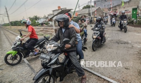 Sejumlah kendaraan melintasi perlintasan kereta api liar di daerah I Gusti Ngurah Rai, Bekasi, Jawa Barat. KAI kembali menutup perlintasan liar di lintas Jatinegara-Bekasi Km 12+400.