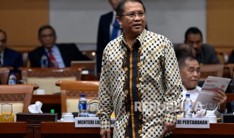 Menkominfo Rudiantara (kiri) bersiap mengikuti rapat kerja gabungan bersama Komisi I DPR di Kompleks Parlemen Senayan, Jakarta, Kamis (5/9/2019).