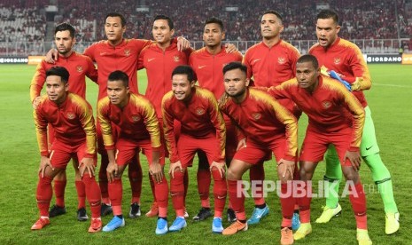 Pesepak bola timnas Indonesia berpose sebelum pertandingan melawan timnas Malaysia pada laga Kualifikasi Piala Dunia 2022 Grup G Zona Asia di Stadion Gelora Bung Karno (GBK), Senayan, Jakarta, Kamis (5/9/2019). 