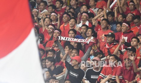 Suporter timnas Indonesia memberikan dukungan saat laga perdana Kualifikasi Piala Dunia 2022 Grup G Zona Asia melawan timnas Malaysia di Stadion Gelora Bung Karno (GBK), Senayan, Jakarta, Kamis (5/9/2019).