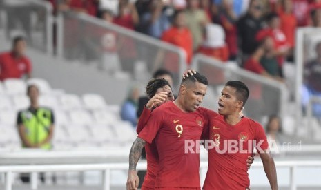 Pesepak bola timnas Indonesia Alberto Goncalves (kiri) dan Manahati Lestusen (kanan) melakukan selebrasi usai mencetak gol ke gawang timnas Malaysia saat pertandingan Kualifikasi Piala Dunia 2022 Grup G Zona Asia di Stadion Gelora Bung Karno (GBK), Senayan, Jakarta, Kamis (5/9/2019). 