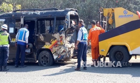  Sebuah bus Primajasa menabrak mobil elf tujuan Cipendeuy di gerbang tol  keluar Cikamuning, Padalarang, Bandung Barat, Jumat (6/9) pagi. Akibatnya,  tujuh orang penumpang yang berada di mobil elf harus dilarikan ke rumah  sakit Cahya Kawaluyaan, Kota Baru Parahyangan karena mengalami luka ringan.