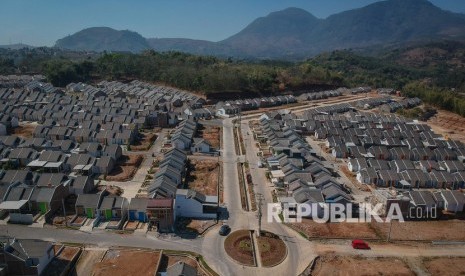 Foto udara perumahan subsidi di Cicalengka Buana Raya, Kabupaten Bandung, Jawa Barat, Jumat (6/9/2019). 