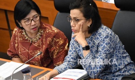 Menteri Keuangan Sri Mulyani Indrawati (kanan) berdiskusi dengan Deputi Gubernur Senior Bank Indonesia Destry Damayanti menjelang rapat kerja dengan Badan Anggaran (Banggar) DPR RI di kompleks Parlemen, Jakarta, Jumat (6/9/2019). 