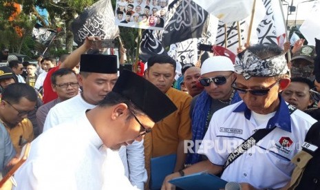 Seribuan massa dari Aliansi Muslim Indonesia Raya (AMIR) melakukan aksi damai di depan Gedung DPRD Kota Sukabumi, Jumat (6/9) siang. Mereka menolak rencana kenaikan iuran BPJS Kesehatan dan pemindahan ibukota dari Jakarta ke Kalimantan.