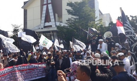 Seribuan massa dari Aliansi Muslim Indonesia Raya (AMIR) melakukan aksi damai di depan Gedung DPRD Kota Sukabumi, Jumat (6/9) siang. Mereka menolak rencana kenaikan iuran BPJS Kesehatan dan pemindahan ibukota dari Jakarta ke Kalimantan.