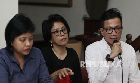 Direktur Eksekutif Amnesty Internasional Indonesia Usman Hamid (kanan) bersama Istri aktivis HAM Munir, Suciwati (tengah) dan Dewan Penyantun STH Indonesia Jentera Bivitri Susanti (kiri ) memberikan keterangan kepada wartawan soal 15 Tahun terbunuhnya aktivis HAM Munir di Kantor Kontras, Jakarta, Jumat (6/9/2019). 