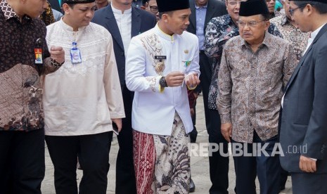 Wakil Presiden Jusuf Kalla (dua kanan) didampingi Bupati Batang Wihaji (tengah) berbincang saat menghadiri acara Tasyakuran Sewindu dan Peresmian Gedung Indonesia Pondok Modern Tazakka di Pondok Modern Tazakka, Bandar, Kabupaten Batang, Jawa Tengah, Jumat (6/9/2019).