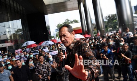 Wakil Ketua KPK Saut Situmorang berorasi saat berlangsung aksi unjuk rasa pegawai KPK di kantor KPK, Jakarta, Jumat (6/9/2019).