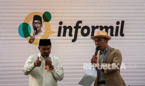 Gubernur Provinsi Jawa Barat Ridwan Kamil (kanan) bersama Wakil Gubernur Provinsi Jawa Barat Uu Ruzhanul Ulum (kiri) memberikan informasi pada acara Informasi Kang Emil (informil) Satu Tahun Jabar Juara di Gedung Sate, Bandung, Jawa Barat, Jumat (6/9/2019).