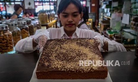 Seorang pramusaji menyajikan kue Ganjel Rel khas Semarang di Toko Oen yang menjadi salah satu ikon wisata kuliner di Semarang, Jawa Tengah, Jumat (6/9/2019).