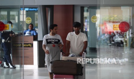 Dua orang wisatawan asing tiba di terminal kedatangan internasional Terminal 3 Bandara Internasional Soekarno-Hatta, Tangerang, Banten, Jumat (6/9/2019). 