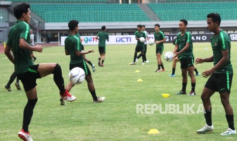 Pesepak bola Tim Nasional (Tim Nas) Indonesia U-19 mengikuti sesi latihan di Stadion Patriot Candrabhaga, Bekasi, Jawa Barat, Jumat (6/9/2019).