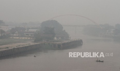 Ojek perahu menembus kabut asap pekat dampak dari kebakaran hutan dan lahan yang menyelimuti Kota Pekanbaru, Riau, Senin (9/9/2019) pagi.