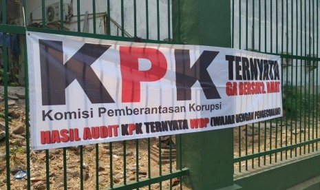 Sejumlah spanduk dukungan terhadap Panitia Seleksi Calon Pimpinan Komisi Pemberantasan Korupsi  (Pansel Capim KPK) terbentang di pagar Kompleks Parlemen, Senayan, Senin (9/9). 