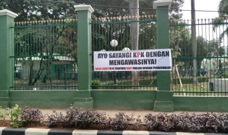 Sejumlah spanduk dukungan terhadap Panitia Seleksi Calon Pimpinan Komisi Pemberantasan Korupsi  (Pansel Capim KPK) terbentang di pagar Kompleks Parlemen, Senayan, Senin (9/9). 