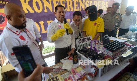 Dir Krimsus Polda Jabar Kombes Pol Samudi (kedua kiri) menunjukan barang bukti peredaran kosmetik kadaluarsa saat gelar perkara di Polda Jabar, Bandung, Jawa Barat, Senin (9/9/2019).