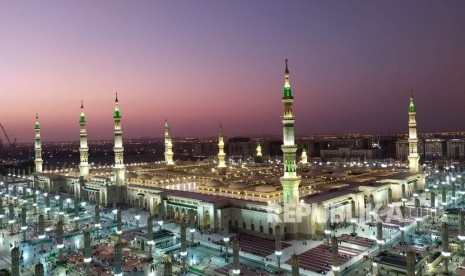 Imam Nawawi dan Imam Ghazali memberikan nasihat untuk peziarah Madinah. Masjid Nabawi, Madinah.