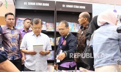 Wakil Presiden Jusuf Kalla mengunjungi Pameran Buku Internasional Indonesia (Indonesia International Book Fair/IIBF) Ahad (8/9). 