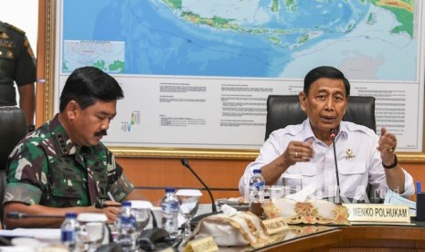 Menko Polhukam Wiranto (kanan) bersama Panglima TNI Marsekal Hadi Tjahjanto (kiri) mengikuti rapat koordinator terkait kondisi keamanan Papua di Kantor Kemenko Polhukam, Jakarta, Senin (9/9/2019).