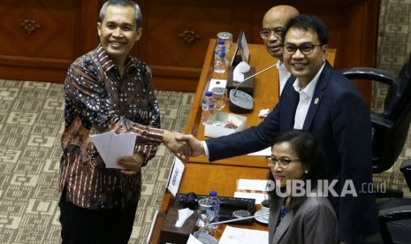 Calon Pimpinan KPK Alexander Marwata (kiri) berjabat tangan dengan Ketua Komisi III DPR Aziz Syamsuddin (kanan) disaksikan Wakil Ketua Komisi III DPR Demond Junaidi Mahesa (belakang) dan Erma Suryani Ranik (depan), usai menerima amplop berisi tema makalah yang harus dibuat, saat uji kelayakan dan kepatuhan calon pimpinan KPK di Kompleks Parlemen, Senayan, Senin (9/9/2019).