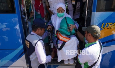  Tips Sehat Haji Ramah Lansia. Foto:  Petugas membantu jamaah haji lansia setibanya di Asrama Haji Transit di Palu, Sulawesi Tengah, Senin (9/9/2019).