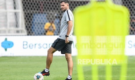 Pelatih Timnas Indonesia Simon McMenemy menyaksikan pemain Timnas Indonesia mengikuti sesi latihan resmi di Stadion Utama Gelora Bung Karno, Senayan, Jakarta, Senin (9/9/2019).