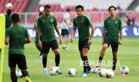 Pemain Timnas Indonesia Irfan Bachdim (kanan), Rizky Pellu (tengah) dan Alberto Goncalves (kiri) mengikuti sesi latihan resmi di Stadion Utama Gelora Bung Karno, Senayan, Jakarta, Senin (9/9/2019).