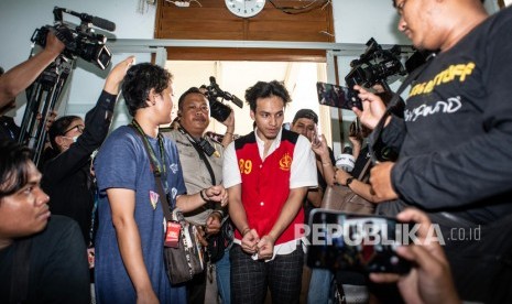 Aktor Jefri Nichol (tengah) bersiap menjalani sidang perdana kasus penyalahgunaan narkoba dengan agenda pembacaan dakwaan di PN Jakarta Selatan, Jakarta, Senin (9/9/2019).