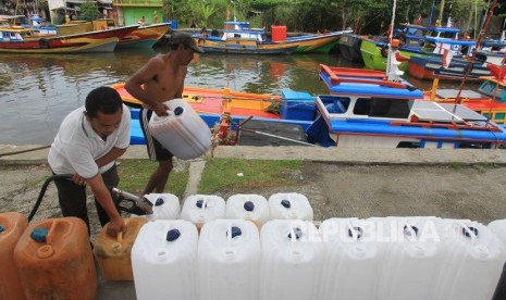 BPH Migas mengusulkan subsidi solar kapal nelayan 30 GT dihapus. Foto pekerja mengisi Bahan Bakar Minyak (BBM) subsidi jenis solar kedalam jerigen. (Ilustrasi).